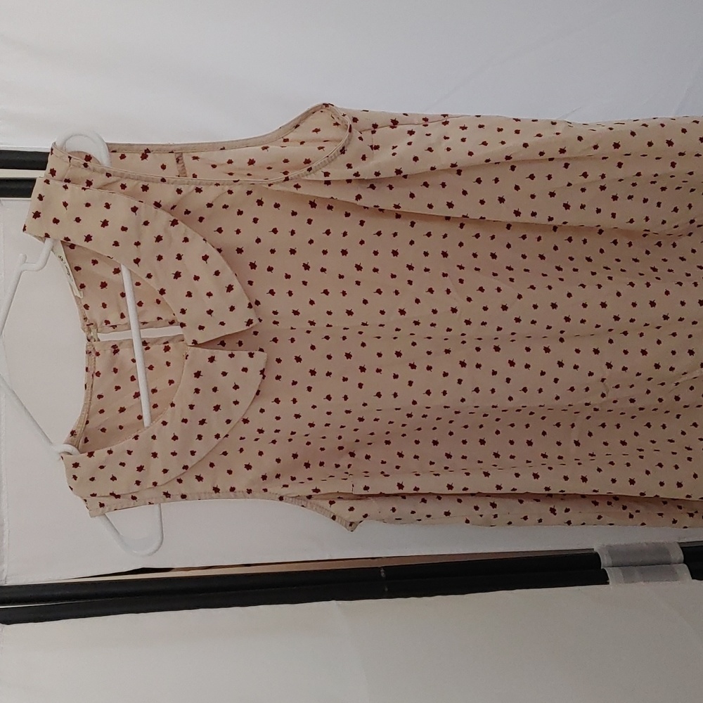 Collared shirt with little leaf pattern
